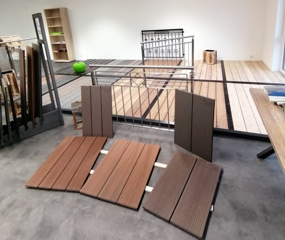 Bodenbeläge für den Außenbereich aus Holz oder WPC mit Unterkonstuktion ,auch mit Beleuchtung. Aufmaß vor Ort .