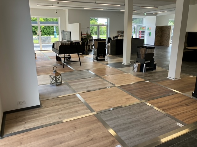 Hochwertiger Vinylboden verschiedener Hersteller ,für private Bereiche ,wie auch für gewerbliche Nutzung. Klick und Klebevinyl in verschiedenen Preisklassen. Wir beraten Sie gern.