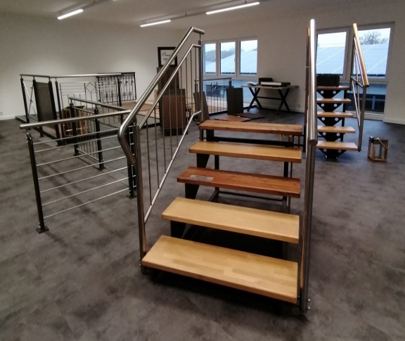 Hochwertige Treppengeländer in Edelstahl oder anderen Materialien. Alles auf Maß .
